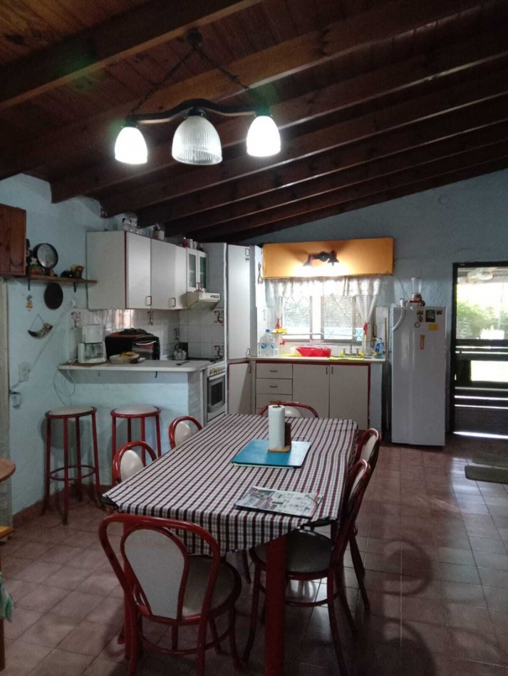 Casa con pileta y quincho a la venta
