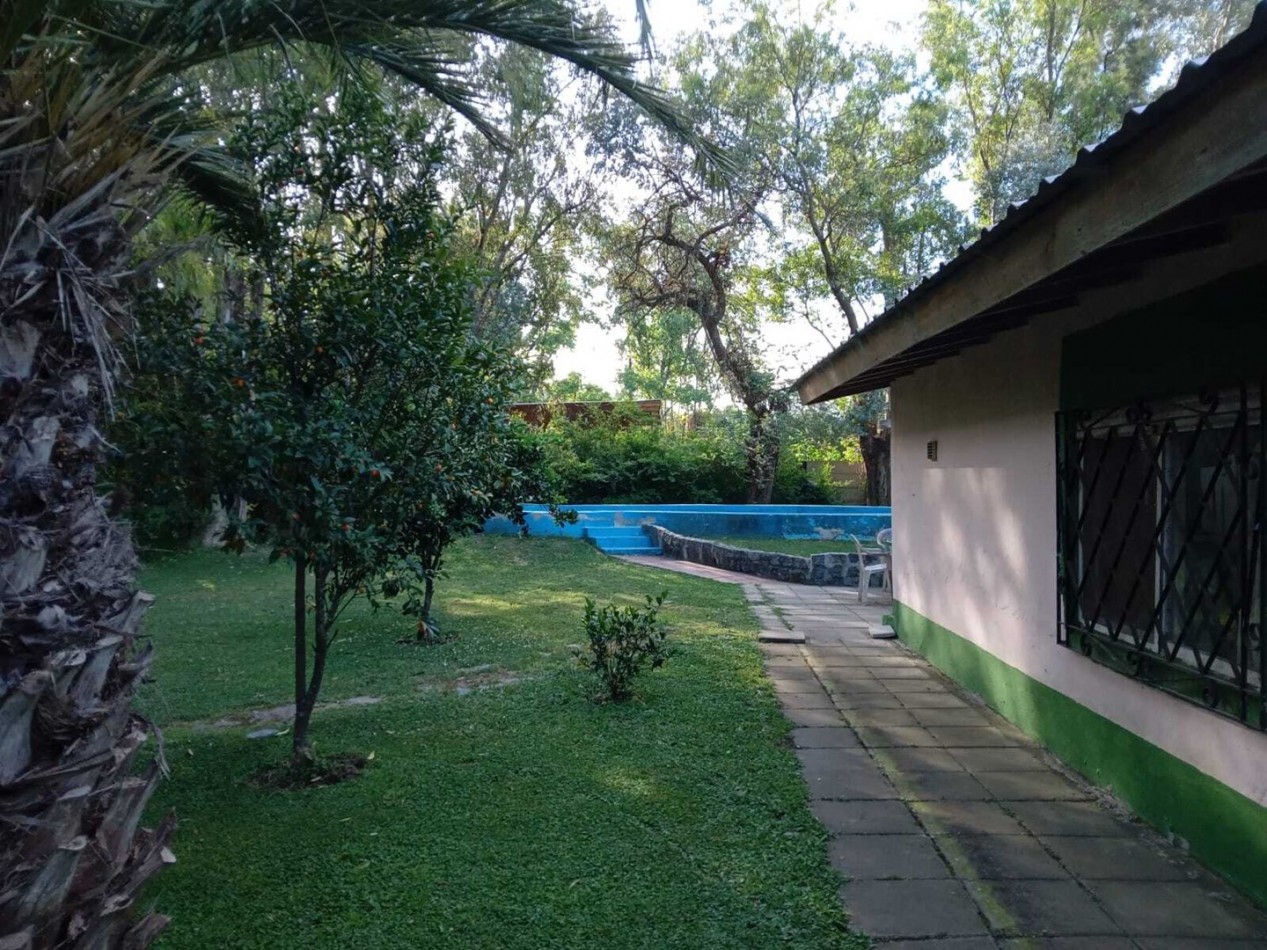Casa con pileta y quincho a la venta