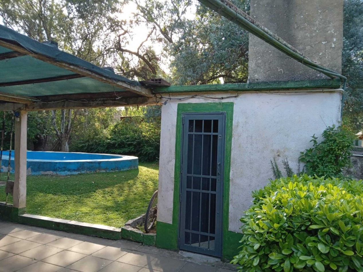 Casa con pileta y quincho a la venta