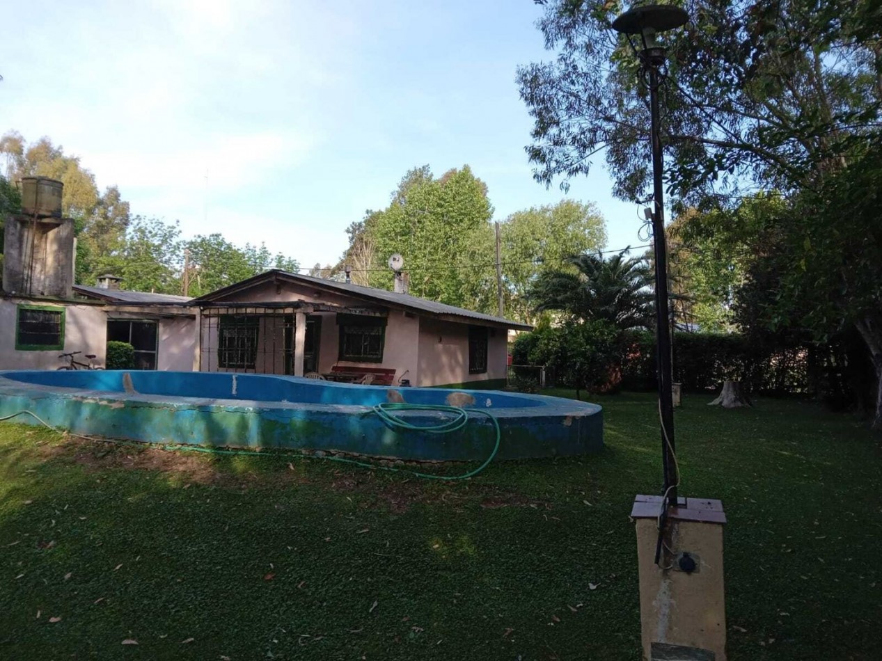 Casa con pileta y quincho a la venta