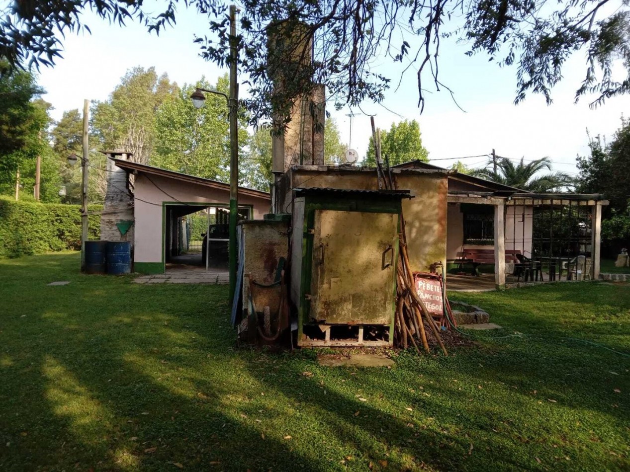 Casa con pileta y quincho a la venta