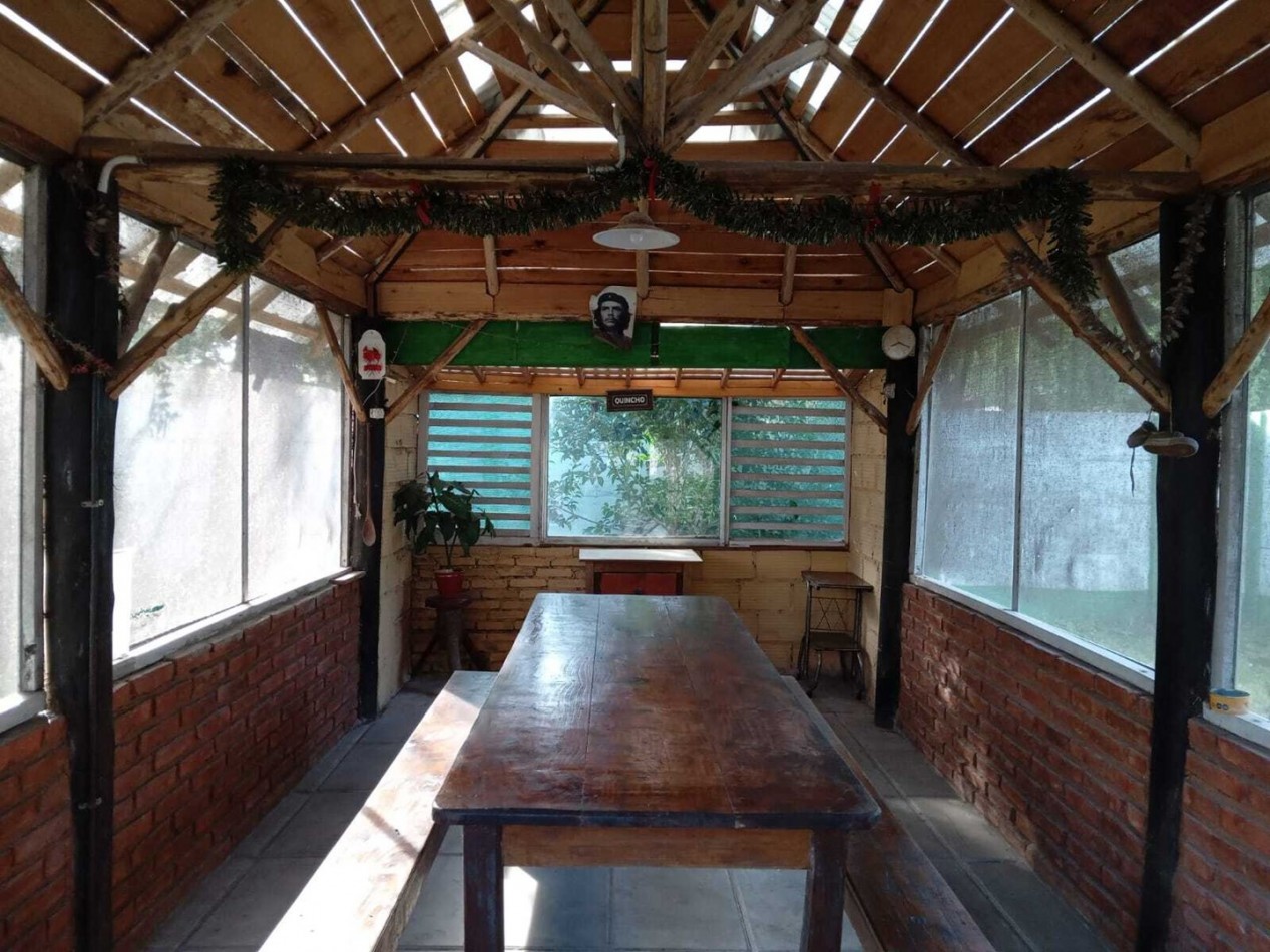 Casa con pileta y quincho a la venta