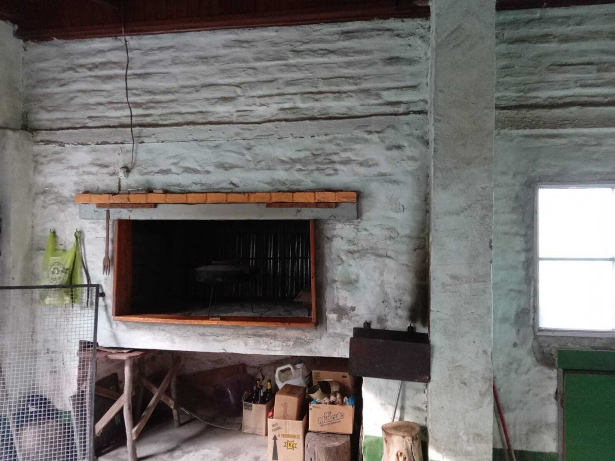 Casa con pileta y quincho a la venta