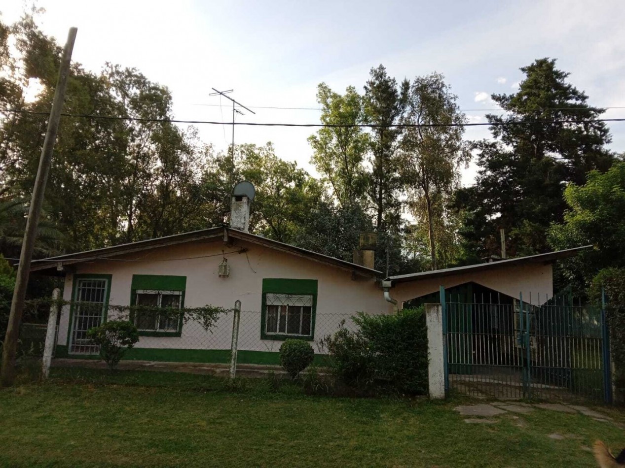 Casa con pileta y quincho a la venta